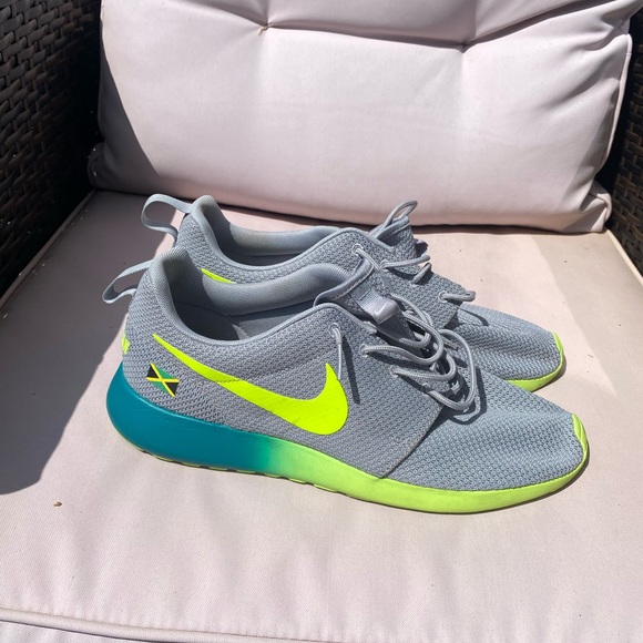 Customized Nike roshe sneakers - Picture 3 of 4